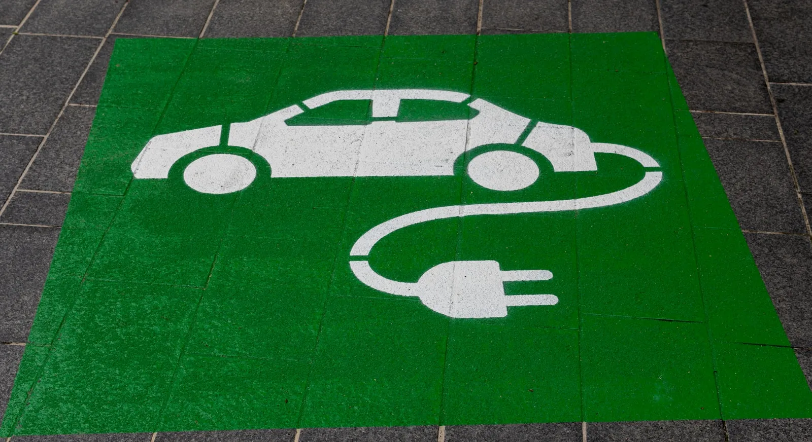 Auto elettrica in ricarica: confronto dei costi con un'auto a benzina