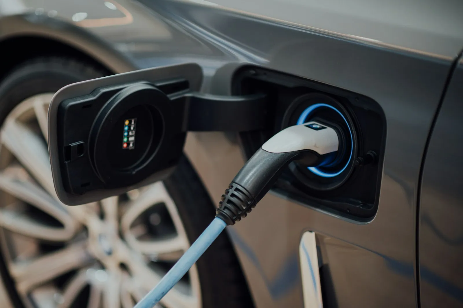 Ricarica di un'auto elettrica: confronto tra presa di casa e colonnina pubblica